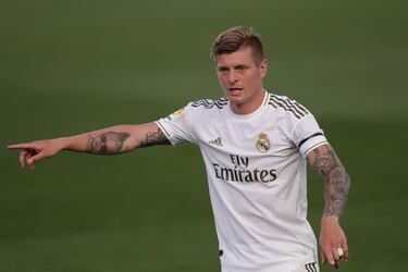 Rüdiger, el último fichaje del Real Madrid, es el décimo jugador alemán que viste la camiseta blanca. El primero fue Günter Netzer procedente del Borussia Mönchengladbach, quien estuvo 3 temporadas en el club (1973 y 1976) y conquistó 2 Ligas y 2 Copas del Rey. En los 70 llegaron dos jugadores alemanes más: Paul Breitner y Stielike. En 1988 llegó Berns Schuster que consiguió 4 títulos en 2 temporadas. El portero Bodo Illgner fue el siguiente en vestir la camiseta blanca durante 5 años. Ya entre los 2007 y 2010 llegaron Metzelder, Özil y Khedira, quienes gozaron de minutos y buen recuerdo entre los aficionados. El último en llegar fue Toni Kroos tras el Mundial de 2014. Es una pieza clave en el centro del campo del Real Madrid, con quien ha ganado todo.