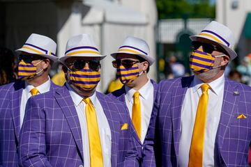 Aficionados a la hípica en el Churchill Downs de Kentucky durante la Kentucky Oaks.