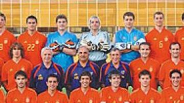 <b>FOTO DE FAMILIA</b>. En la fila de arriba, de izquierda a derecha: César, Torres, Juanito, Casillas, Cañizares, Aranzubía, Helguera, Valerón y Raúl Bravo. En la central: Otxotorena (preparador de porteros), Gabri, Luque, Puyol, Santisteban (ayudante), Sáez (seleccionador), Ufarte (ayudante), Baraja, Etxeberria, Joaquín y Jaro (preparador de porteros). Abajo: Ginés Meléndez (ayudante), Míchel, Morientes, Xavi, Raúl, Albelda, Xabi Alonso, Vicente, Marchena y Delgado Meco (preparador físico).