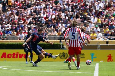El campeón de Europa golpea primero en el Rose Bowl. Y además, con sello español. Zurdazo de Fabián desde fuera del área, potente y cruzado, imparable para la estirada abajo de Oblak.