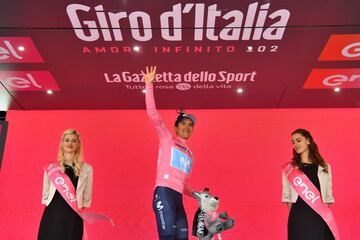 El ciclista bogotano se impuso en el decimonoveno día de carrera entre Treviso y San Martino di Castrozza. Miguel Ángel López descontó tiempo y Carapaz sigue líder.