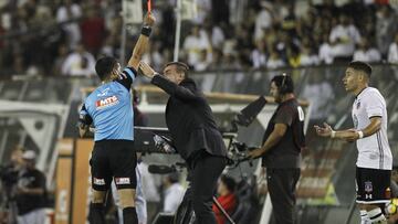 Futbol, Colo Colo vs Audax Italiano
Segunda fecha, campeonato 2018
El arbitro Felipe Gonzalez le muestra tarjeta roja al jugador de Colo Colo Oscar Opazo, durante el partido de primera division contra Audax Italiano disputado en el estadio Monumental de Santiago, Chile.
11/02/2018
Felipe Zanca/Photosport
Football, Colo Colo vs Audax Italiano
Second date, Championship 2018
Referee Felipe Gonzalez ishows the red card to Colo Colo's, player Oscar Opazo, left right center, during the first division football match against Audax Italiano's, held at the Monumental stadium in Santiago, Chile.
11/02/2018
Felipe Zanca/Photosport