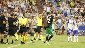 Areces Franco hace la se&ntilde;al del VAR antes de rectificar y se&ntilde;alar penalti.