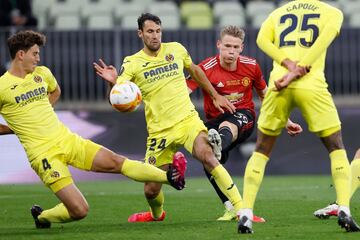 Scott McTominay con Pau Torres y Alfonso Pedraza.