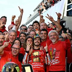 Pecco hace brillar el #1 como Doohan en 1998