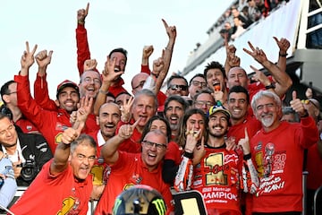 El equipo de Ducati posa con el campeón del mundo, Francesco Bagnaia, tras su victoria en Cheste. 