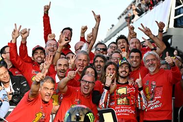 El equipo de Ducati posa con el campeón del mundo, Francesco Bagnaia, tras su victoria en Cheste. 