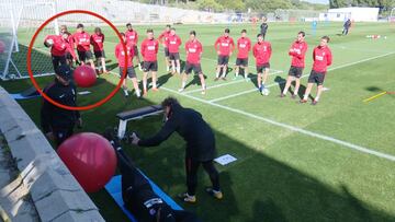 Diego Costa messes about in training (Episode 425714176)