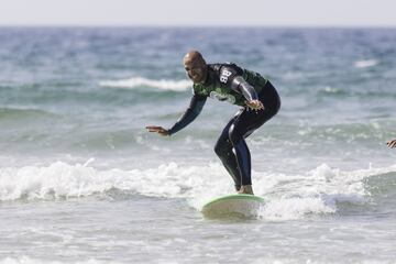 Su pareja pill¨¢ndole el truco al surf