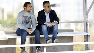 Antonio Chaves y Diego García, presenciando el entrenamiento de esta mañana en el anexo del Martínez Valero.