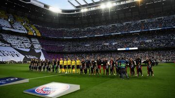 Los jugadores de Real Madrid y Bayern forman sobre el césped del Bernabéu antes de la vuelta de cuartos de final de la Champions de la temporada 2016-2017.