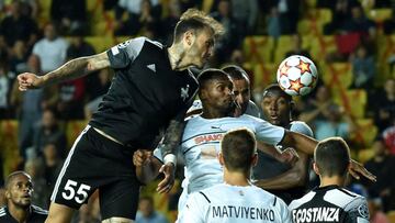 Sheriff&#039;s defender Gustavo Dulanto heads the ball during the UEFA Champions League football match between FC Sheriff and FC Shakhtar Donetsk at Sheriff Stadium in Tiraspol on September 15, 2021. (Photo by Sergei GAPON / AFP)