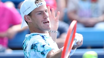 AME9664. MASON (UNITED STATES), 15/08/2022.- Diego Schwartzman de Argentina devuelve una bola contra Alex Molcan de la República Eslovaca hoy, durante la primera ronda del Western and Southern Masters 2022 en el Lindner Family Tennis Center en Mason, Ohio (EE.UU.). Mark Lyons
