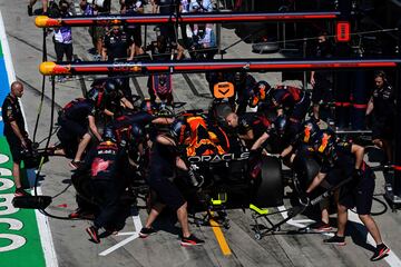 Los mecánicos trabajan en el auto del piloto holandés Max Verstappen de Red Bull Racing en el pit lane