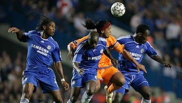 Claude Makelele disputa un bal&oacute;n con Ronaldinho durante el partido entre el Chelsea y el Barcelona en la fase de grupos de la Champions 2006-2007.