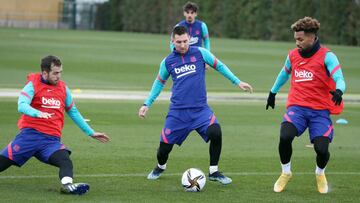 Leo Messi trata de controlar un bal&oacute;n en el entrenamiento de ayer. 