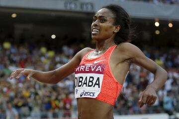 La corredora etíope es la más joven en conseguir el campeonato Mundial. Con 18 años, Tirunesh Dibaba consiguió el oro en los 5000 en París 2003, en un apretado sprint con la española Marta Domínguez, y la keniana, Edith Masai.