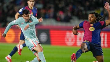 Correa dispara a portería en el encuentro ante el Barcelona.