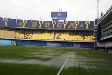 El partido de ida de la final de la Copa Libertadores entre Boca Juniors y River Plate ha tenido que ser suspendido debido a las fuertes lluvias.