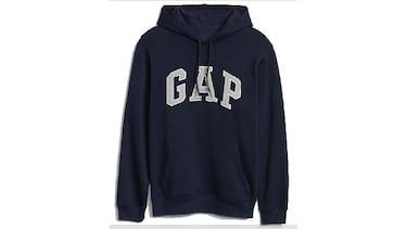 La sudadera Gap de siempre, pero más barata que nunca: cómoda, con capucha y un logotipo que ya es historia de la marca