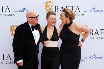 Dominic Savage, Mia Threapleton y Kate Winslet durante la alfombra roja de los premios BAFTA 2023.