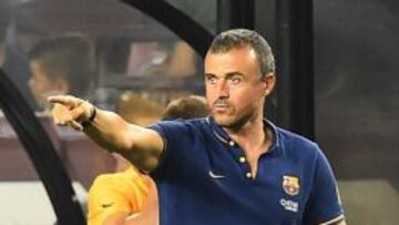 Luis Enrique da órdenes a sus jugadores la pasada madrugada durante el encuentro ante el Chelsea.