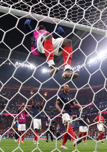 La selección francesa celebra la victoria y la clasificación para la final del Mundial. En la imagen, Dayotchanculle Upamecano y Joules Koundé.