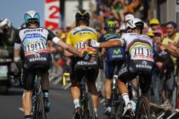 Tony Martin fue arropado por su equipo hasta llegar a meta.