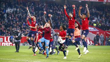 LILLE, FRANCE - APRIL 14: The Losc team celebrates the victory of the Ligue 1 match between Paris Saint-Germain and Lille OSC at Stade Pierre Mauroy on April 14, 2019 in Lille, France. (Photo by Catherine Steenkeste/Getty Images)