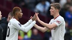 Marcus Rashford y Rasmus Hojlund, jugadores del Manchester United, se saludan en el cambio durante el partido ante el West Ham.