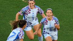 La jugadora española Aitana celebra su primer gol a Suiza con sus compañeras Teresa Abelleira y Alba Redondo.