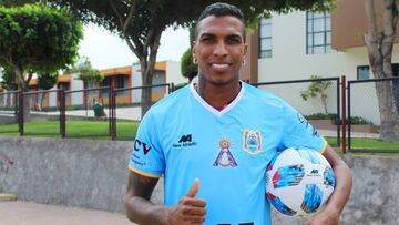 Johan Arango luce la camiseta de Binacional de Per&uacute;. 