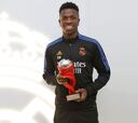 Vinicius recibe el premio al mejor jugador de LaLiga en noviembre