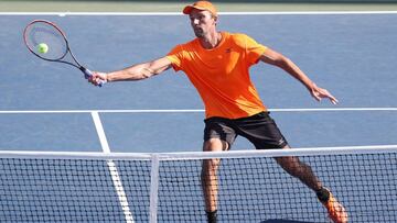 El tenista croata Ivo Karlovic devuelve una bola al taiwanés Yen-Sun Lu durante un partido por el abierto de tenis de Estados Unidos.