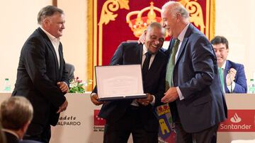 Vicente del Bosque abraza a Roberto Carlos al entregar al brasileño el premio del torneo de Alalpardo que lleva el nombre del exseleccionador español. A su izquierda, José Antonio Camacho.