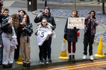 Un grupo de aficionados esperan la llegada al hotel de concentracin del autobs del Real Madrid.