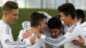 Los blancos celebran el primer gol.