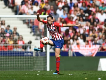 La futbolista francesa, que ahora juega en el Club América mexicano, vistió la camiseta del Atlético durante dos temporadas, en las que consiguió ganar dos Ligas, y después se marchó al Tacón. Después de la primera temporada de transición del extinto equipo madrileño en Primera (2019-20), Aurélie Kaci (Lyon, 1989) vistió la camiseta del Real Madrid dos campañas.