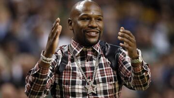 Floyd Mayweather presencia un partido de la NBA entre los Boston Celtics y los Washington Wizards en el TD Garden.