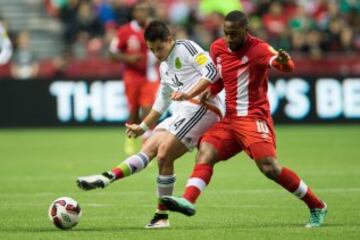 Chicharito intentó ir al frente.