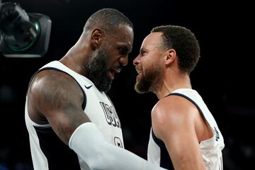 LeBron James felicita a Stephen Curry tras conseguir un triple para igualar el partido contra Serbia, en las semifinales de los Juegos Ol¨ªmpicos. LeBron James y Stephen Curry nunca hab¨ªan jugado juntos en partido oficial, se reunieron por primera vez para estos juegos, y la mezcla no defraud¨® y lideraron, junto a Kevin Durant, al equipo de Estados Unidos a alzarse el oro ol¨ªmpico en baloncesto masculino.