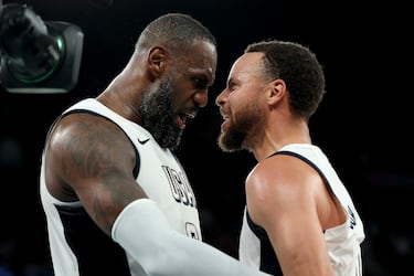 LeBron James felicita a Stephen Curry tras conseguir un triple para igualar el partido contra Serbia, en las semifinales de los Juegos Olímpicos. LeBron James y Stephen Curry nunca habían jugado juntos en partido oficial, se reunieron por primera vez para estos juegos, y la mezcla no defraudó y lideraron, junto a Kevin Durant, al equipo de Estados Unidos a alzarse el oro olímpico en baloncesto masculino.