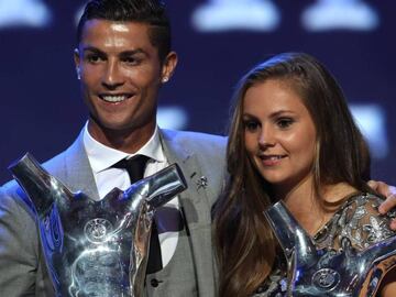 Real Madrid&#039;s Portuguese forward Cristiano Ronaldo (L) poses the trophy after he was awarded the title of &quot;Best Men&#039;s Player in Europe&quot; while standing alongside &quot; Best Womans player in Europe&quot; Netherlands Lieke Martens at the conclusion of the UEFA Champions League group stage draw ceremony in Monaco on August 24, 2017.  / AFP PHOTO / VALERY HACHE