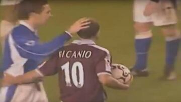 Paolo Di Canio, con el balón en la mano tras parar el partido entre Everton y West Ham por lesión del meta toffee Paul Gerrard.