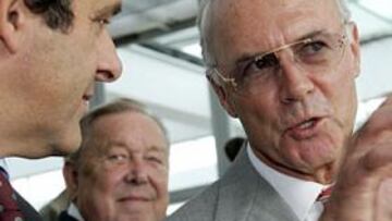 <B>¿SUCESOR?</B> Beckenabuer se piensa si opta a suceder a Johansson, detrás de él en la imagen.