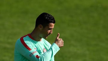 Cristiano se&ntilde;ala con el pulgar, durante el &uacute;ltimo entrenamiento de Portugal, que est&aacute; en condiciones para jugar contra Suiza.