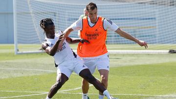 Juanmi Latasa disputa un balón con Camavinga en uno de los primeros entrenamientos de la pretemporada del Real Madrid.