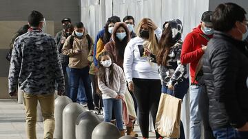 Vina del Mar, 11 de julio de 2021.
Filas para entrar al Mall Marina en Vina del Mar durante la fase 3 del Plan Paso a Paso
Sebastian CisternasAton Chile