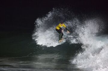 El surf también se practica de noche