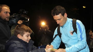 Aduriz signing autographs in the Spanish capital